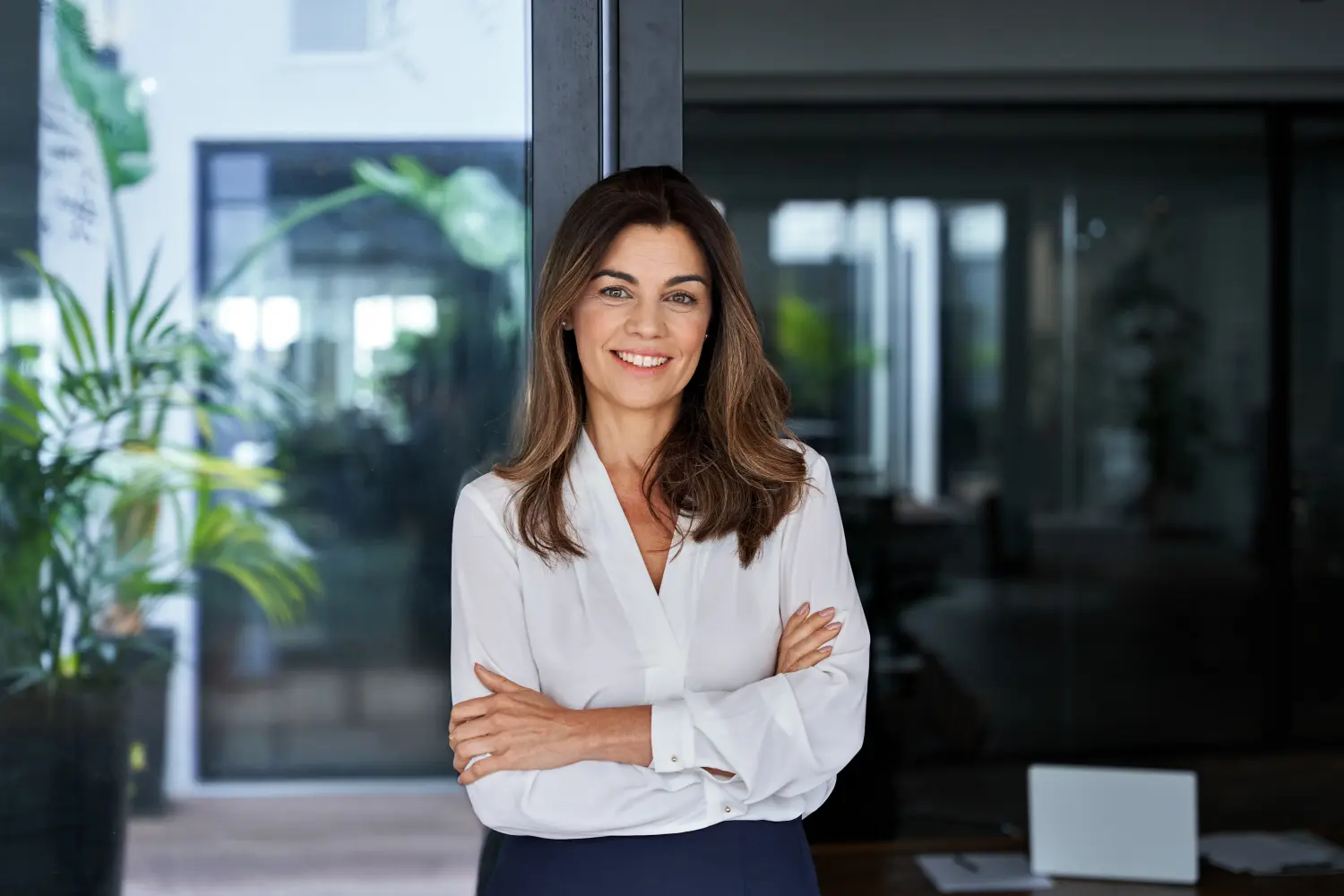 Fröhliche, elegante ältere, reife Dame posiert für ein Porträt im Büro